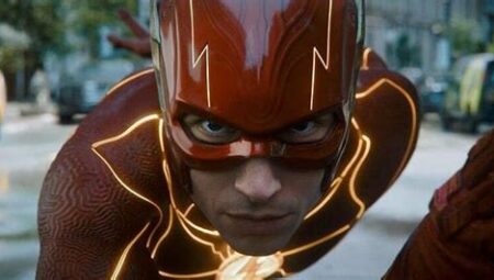 The Flash’ın Evrenler Arası Yolculuğu ve Süper Hızlı Maceraları: Gelecek ve Geçmiş Arasında Bir Deneyim